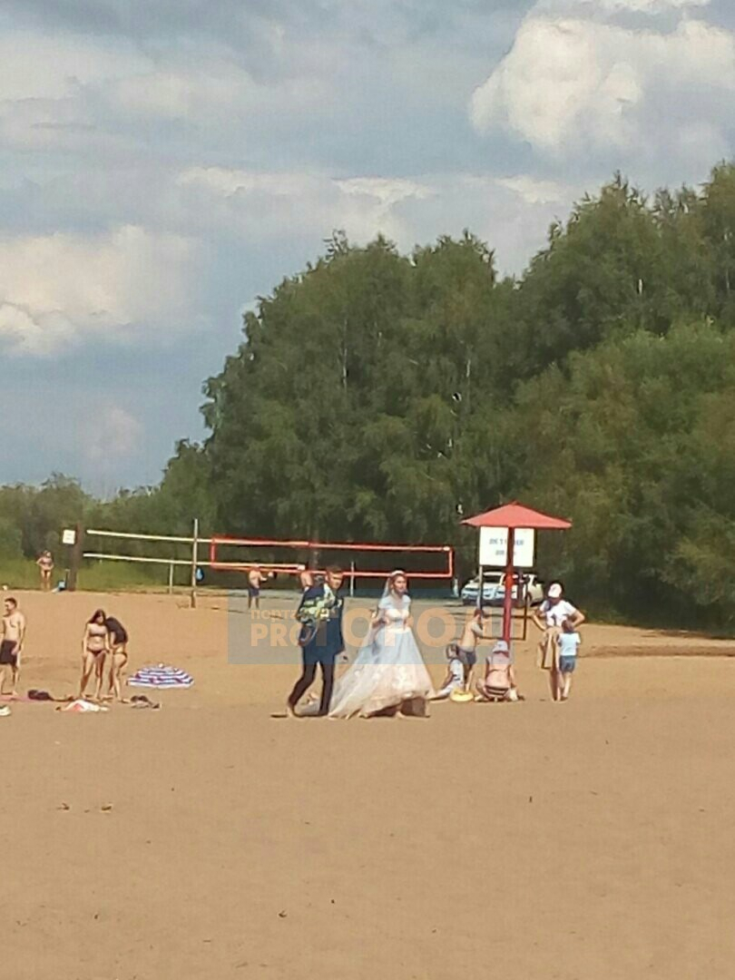 Фото дня: жених и невеста в свадебных нарядах разгуливали по пляжу Сыктывкара