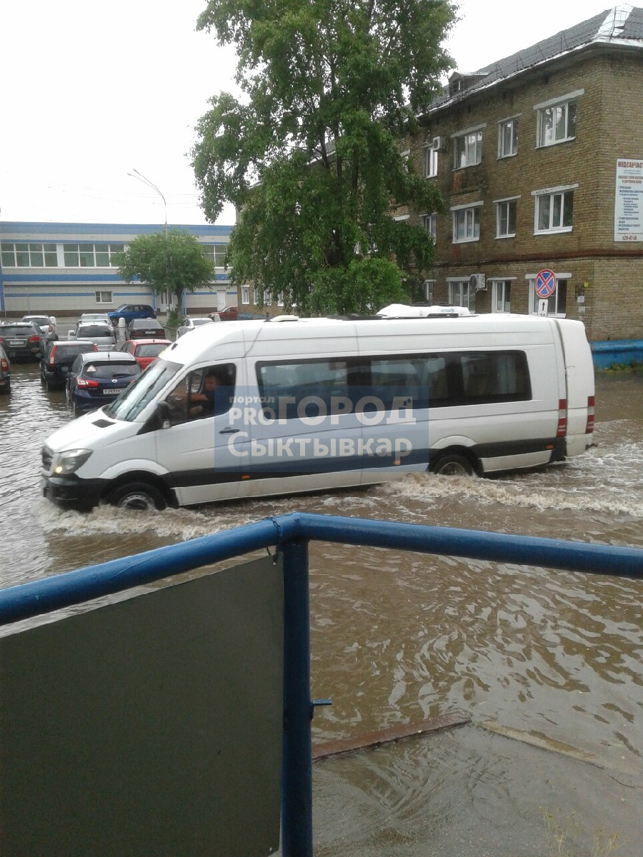 Последствия мощной грозы в Сыктывкаре: район аэропорта затопило, а в жилых домах шел «дождь» (фото, видео)
