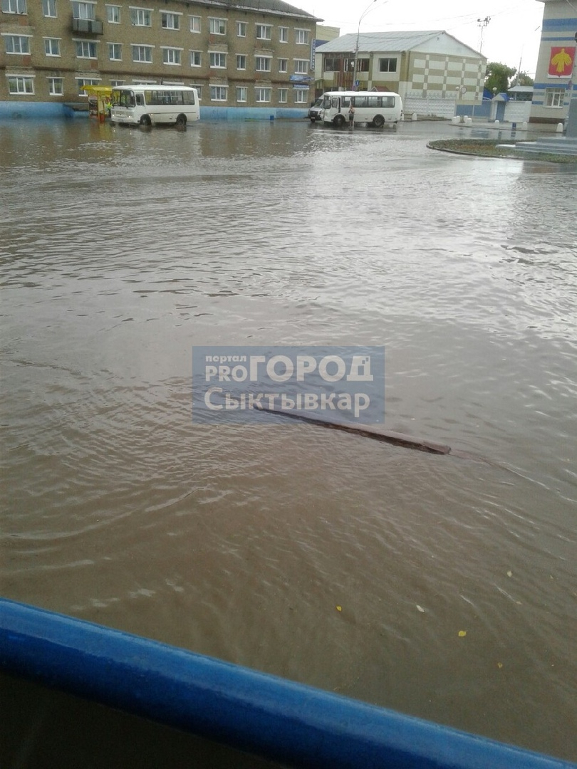 «Меняем машины на лодки!»: сыктывкарцы рассказали, как нужно бороться с потопами на улицах