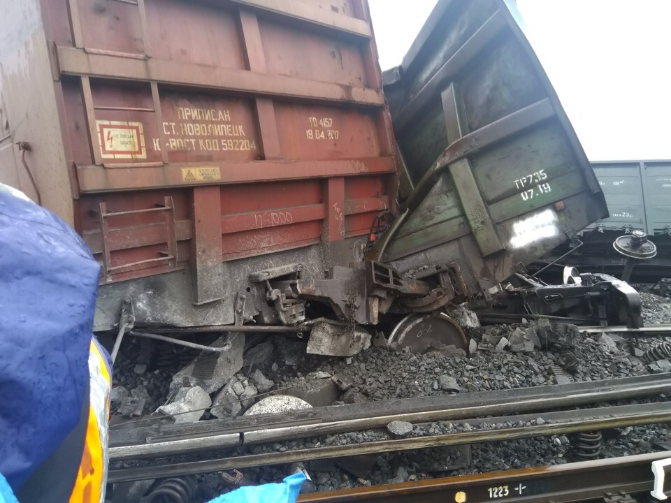 Из-за крушения поезда в Коми задержаны десятки рейсов, а их пассажирам не носят воду