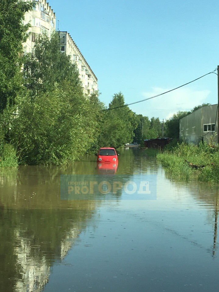 Фото дня: красный «Матиз» затонул в сыктывкарской луже