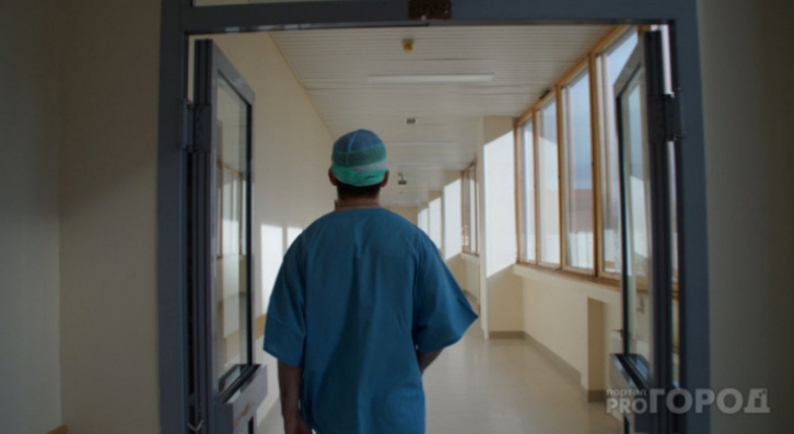 В Сыктывкаре из окна многоэтажки выпал четырехлетний мальчик