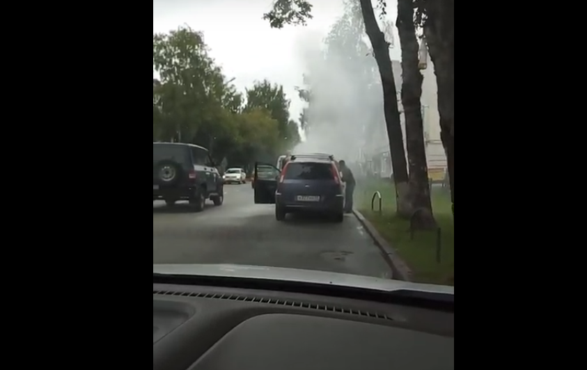 В центре Сыктывкара мужчины тушили полыхающий «Форд» (видео)