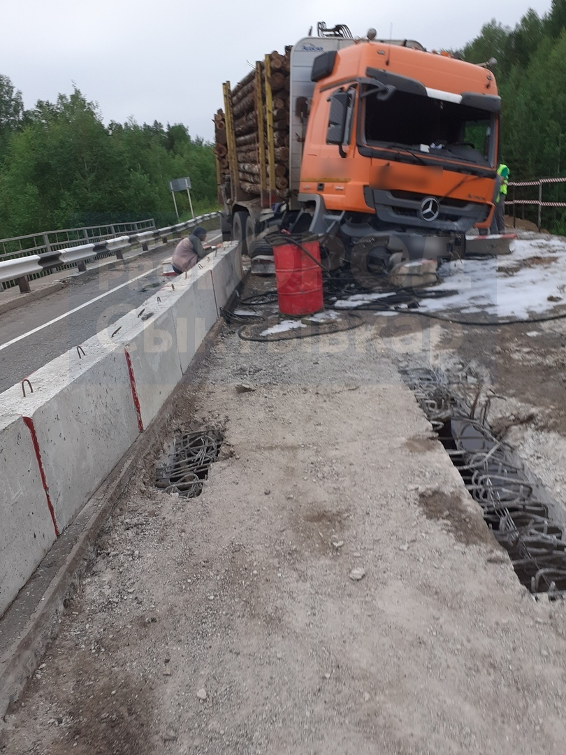 В Коми многотонный лесовоз влетел в перекрытый мост и потерял колеса (фото)