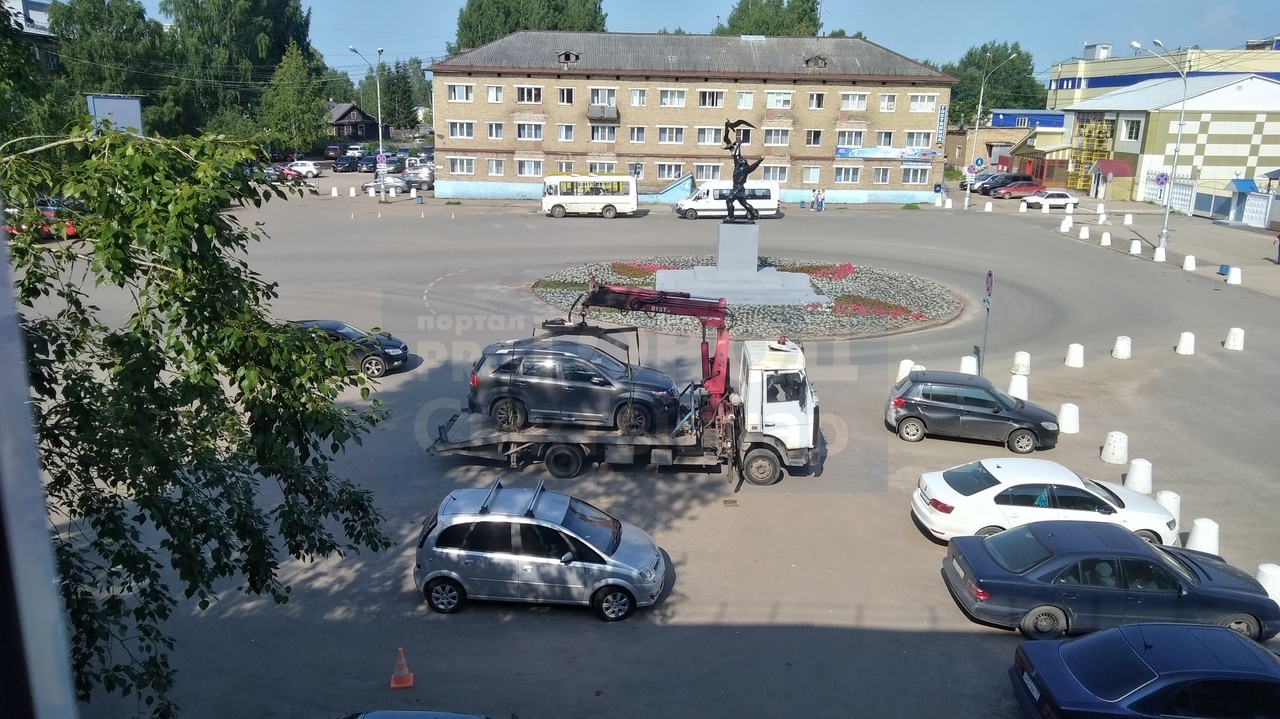 «Может, кто-то из высших чинов приезжает?»: у сыктыварского аэропорта весь день эвакуируют машины (фото)