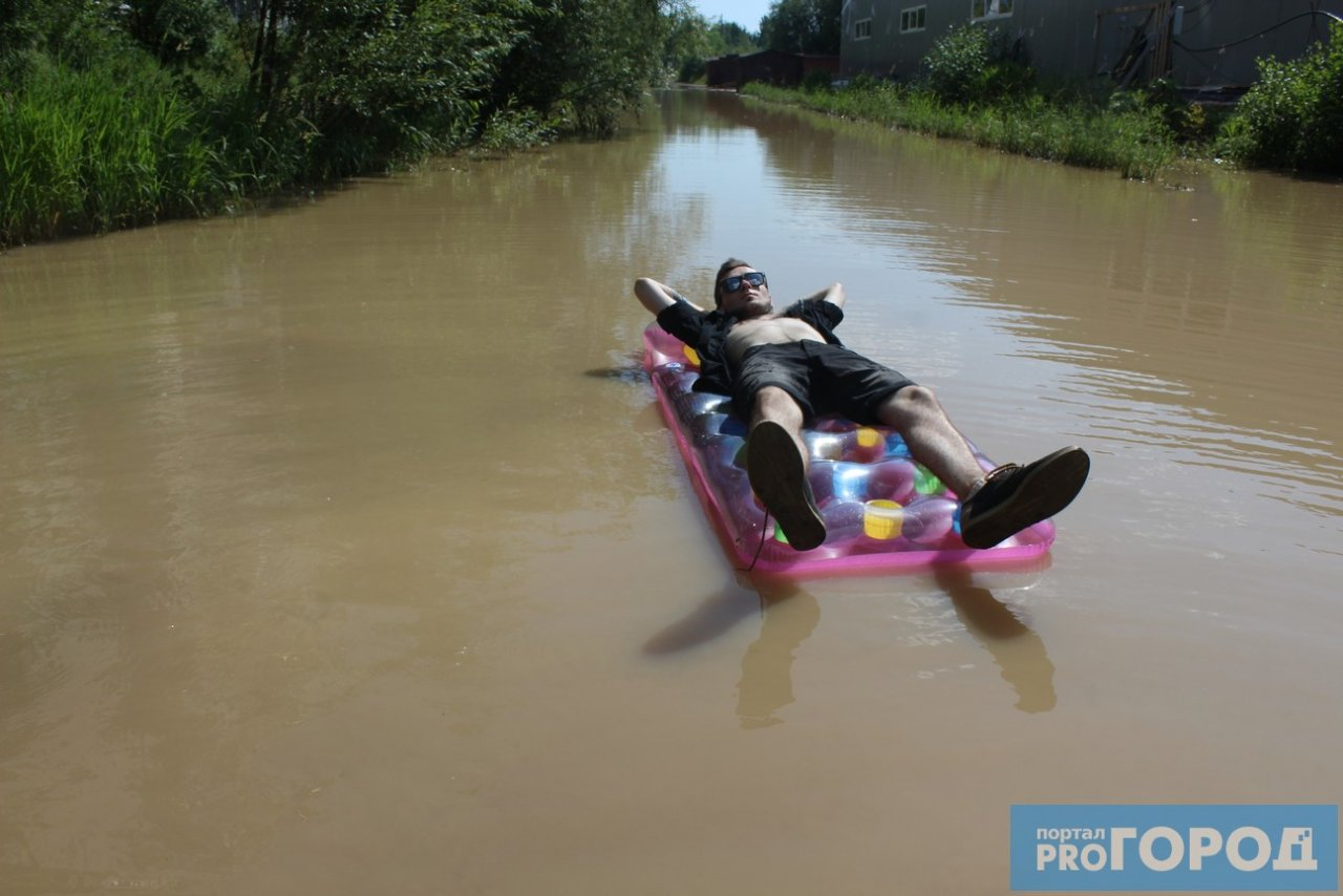 Курорт по-сыктывкарски: парень плавал на надувном матрасе по гигантской луже (фото)