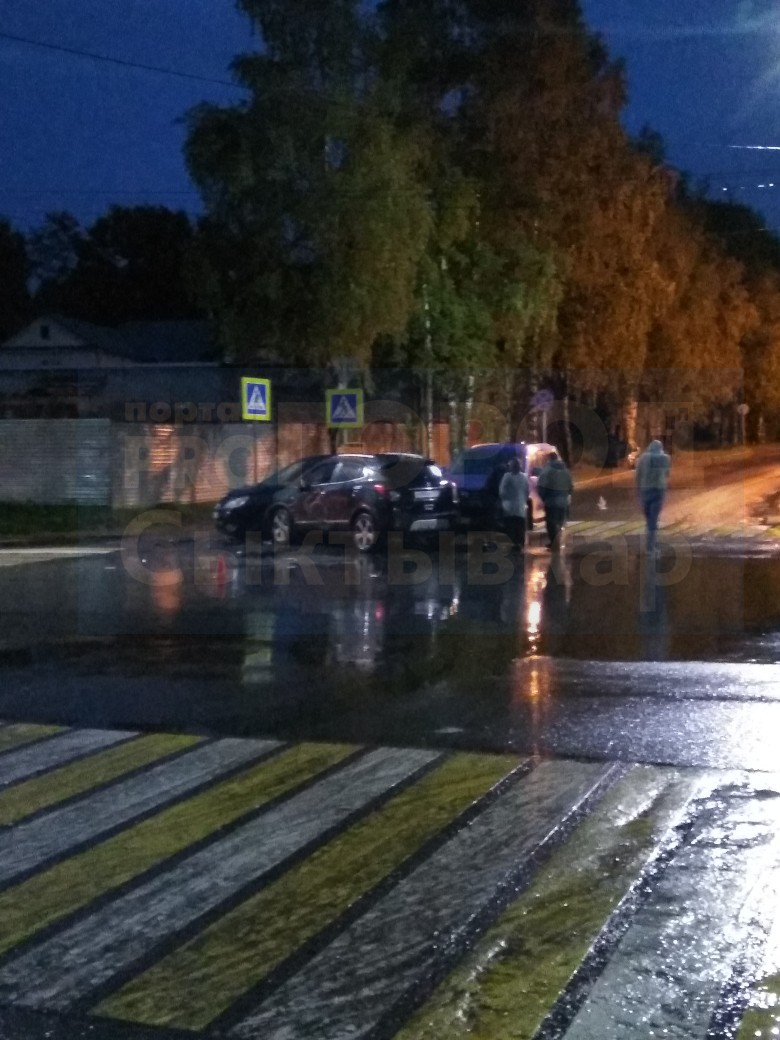 В Сыктывкаре водитель «Оки» с истекшими правами протаранил две иномарки (фото)