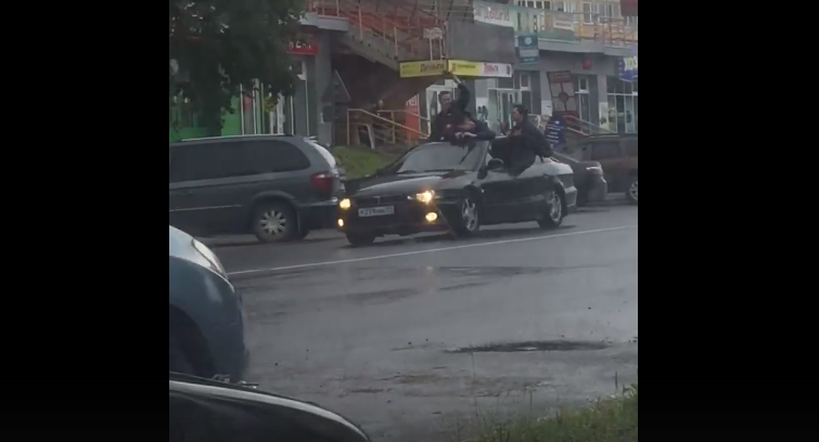 Толпа сыктывкарцев «оседлала» Mitsubishi  и рассекала по улицам (видео)