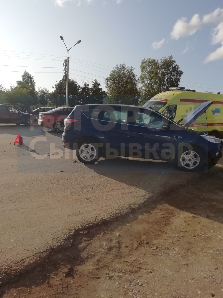 В Сыктывкаре «Дэу» подрезал девушку на «Хендэ», один человек в больнице (фото, видео)