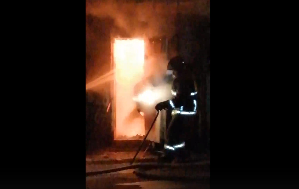 В Сыктывкаре посреди ночи вспыхнул остановочный ларек (видео)