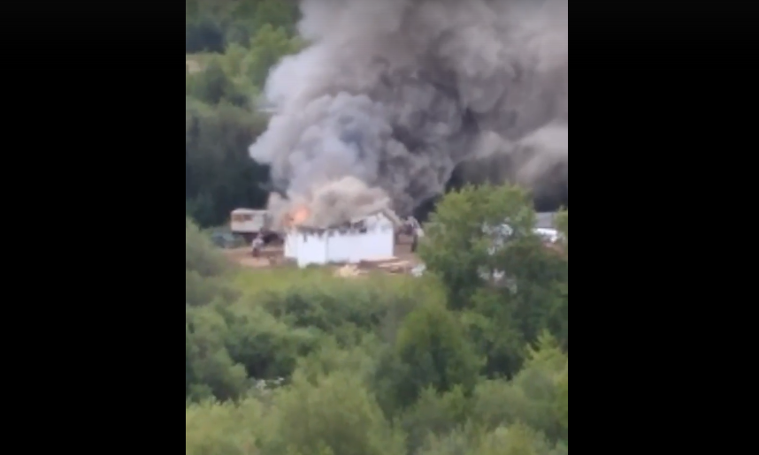 В Сыктывкаре на одной из улиц вспыхнул мощный пожар (видео)