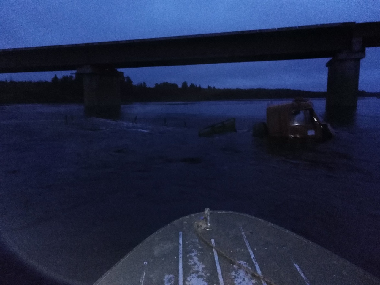 В Коми КамАЗ пытался переплыть реку и пошел ко дну (фото, видео)