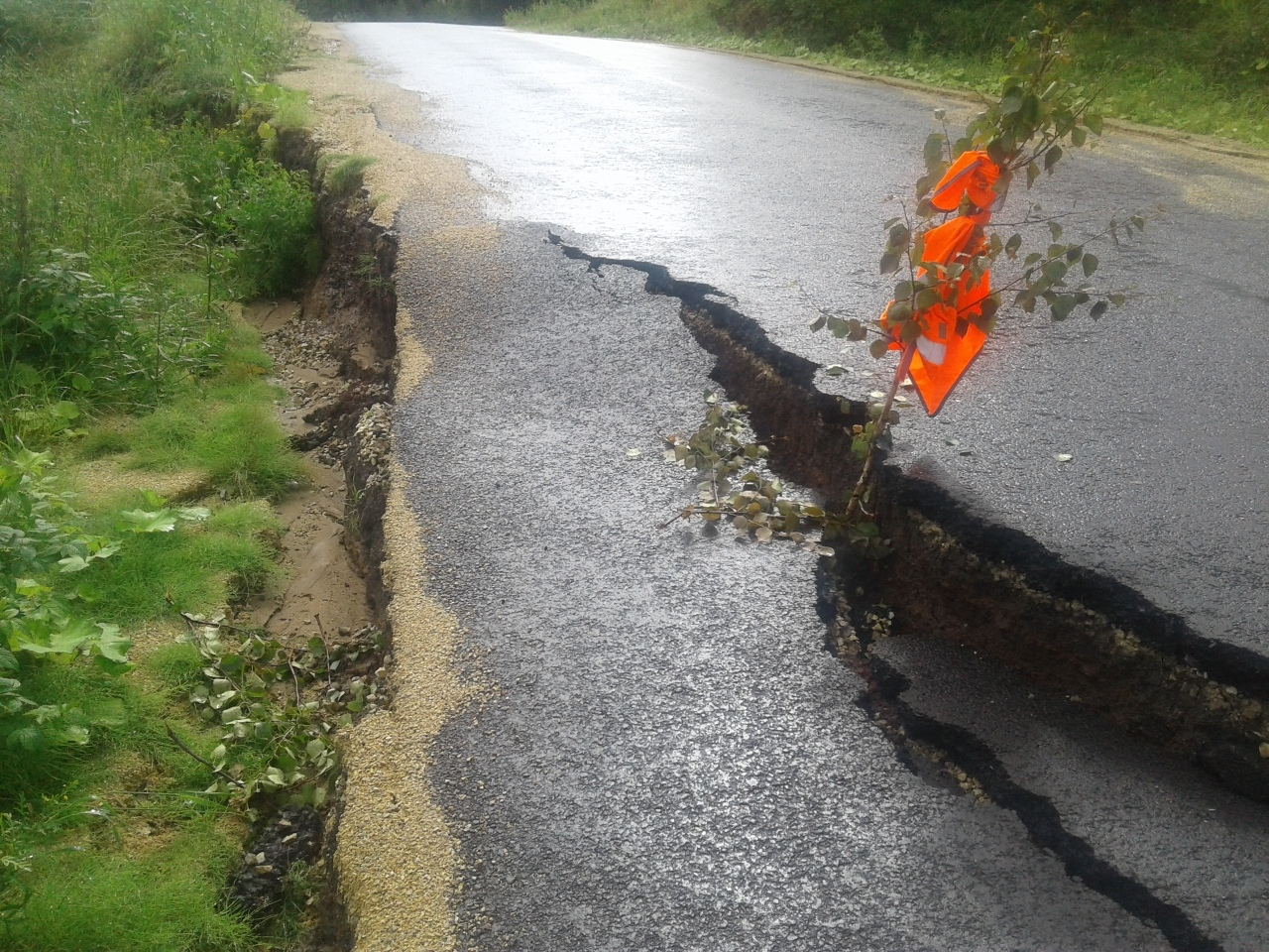 «Если она закроется, в поселок не попасть»:  в одном из районов Коми обрушилась дорога (фото)