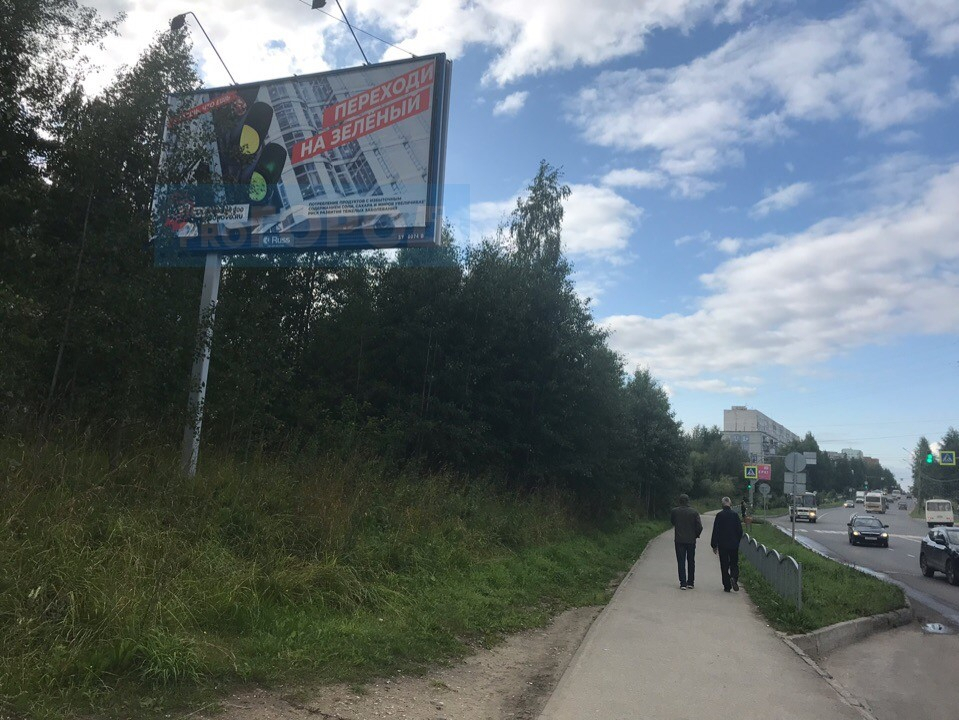 Фото дня: сыктывкарцев призывают переходить улицу на зеленый сигнал для водителей