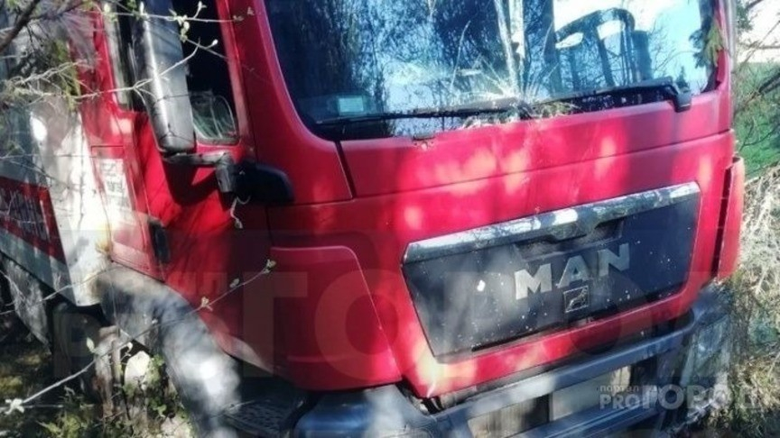 Житель Коми поехал в магазин на угнанном грузовике и оказался в кювете