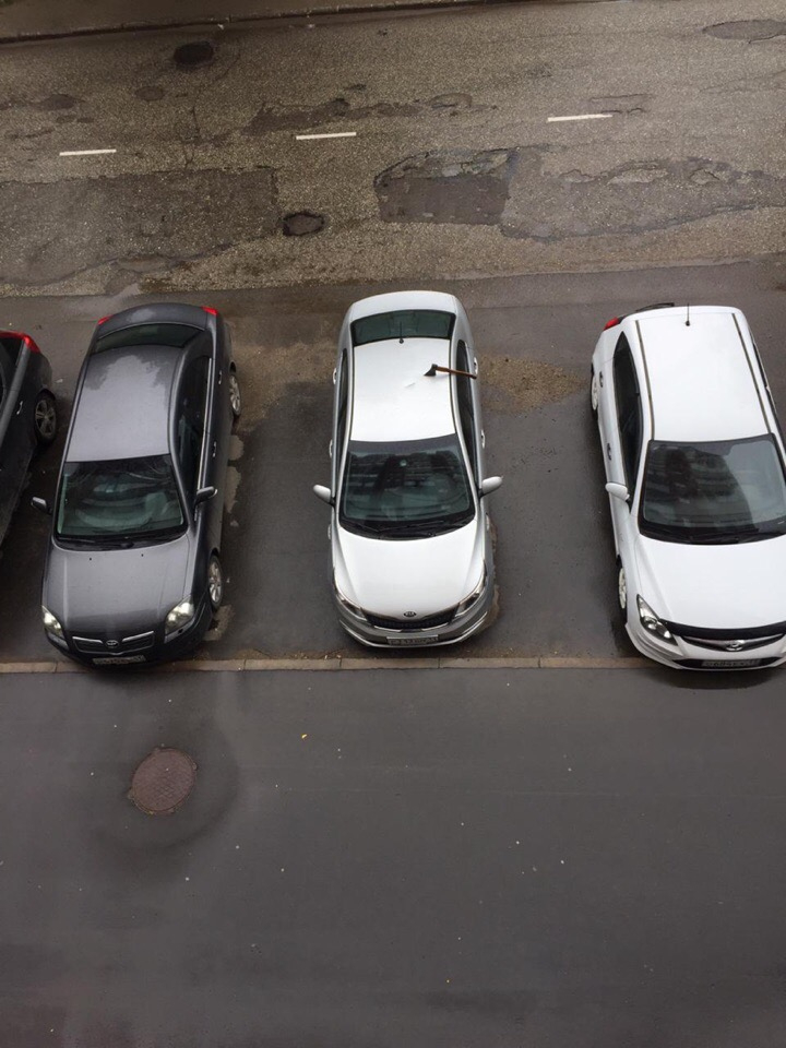 Сыктывкарец, в машину которого воткнули топор, обещает 50 000 рублей за информацию о преступнике