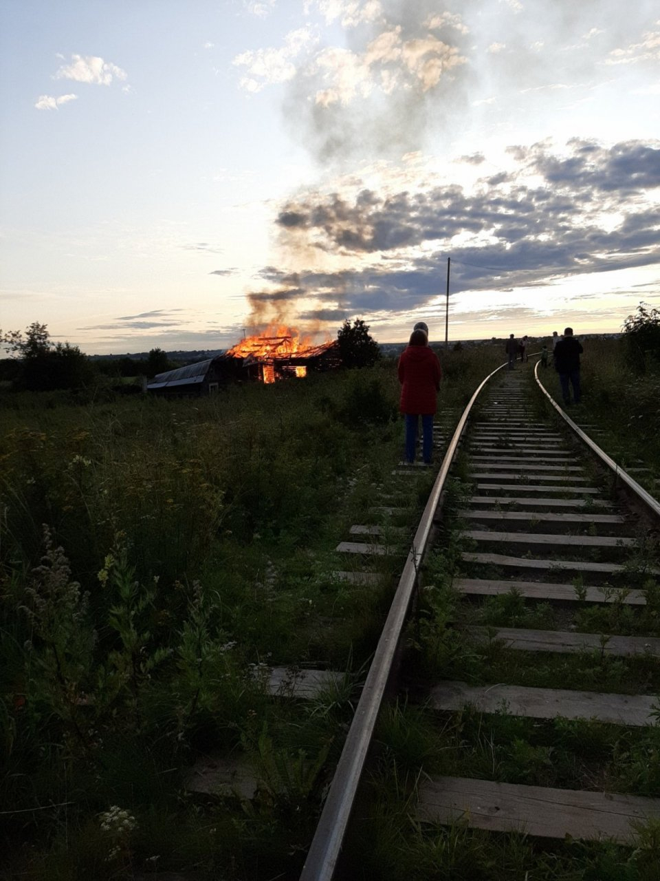 В Сыктывкаре полыхал дом у железной дороги (видео)