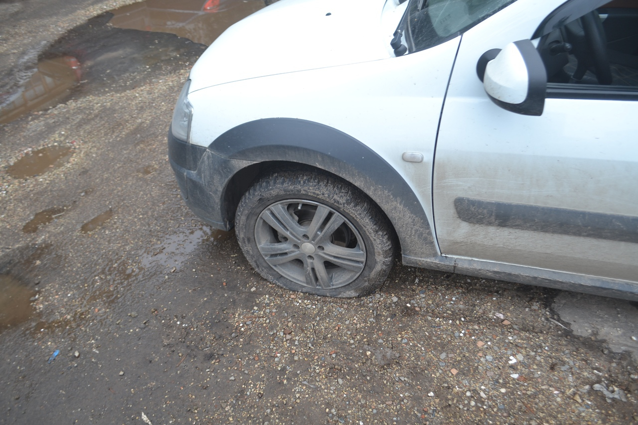 Сыктывкарцу прокололи колеса авто за то, что он занял «чужое» место на парковке