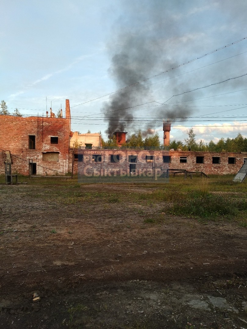 В Сыктывкаре полыхала заброшенная башня (фото, видео)