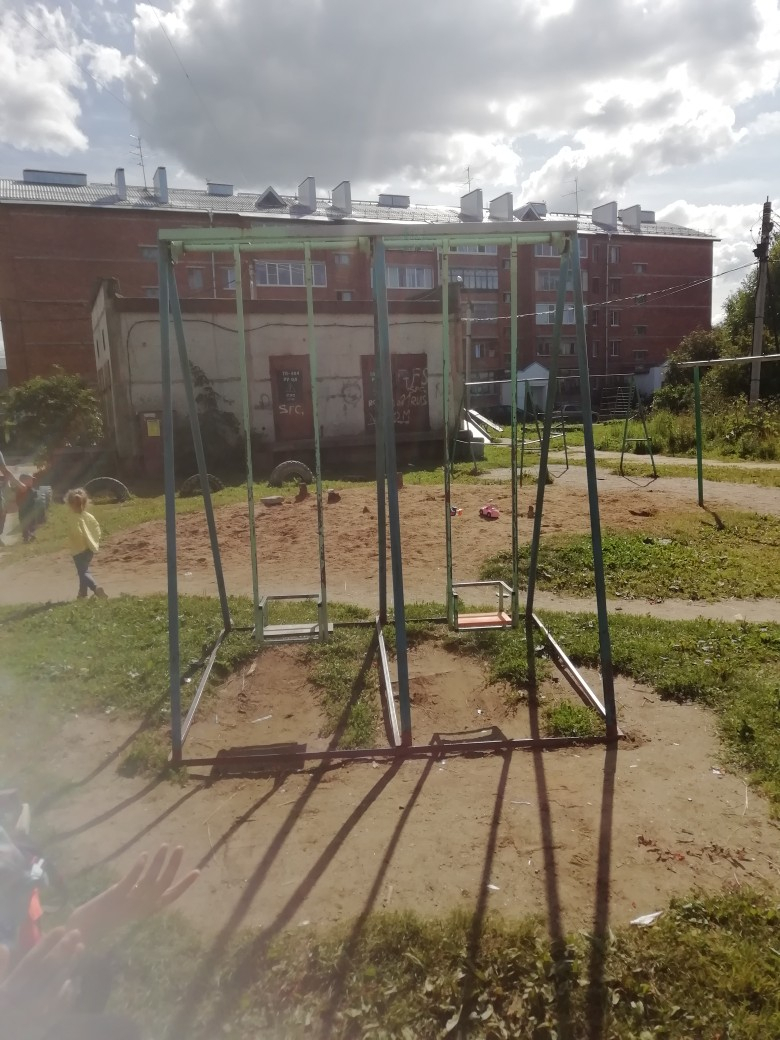 «Было страшно за детей»: на сыктывкарку обрушились качели