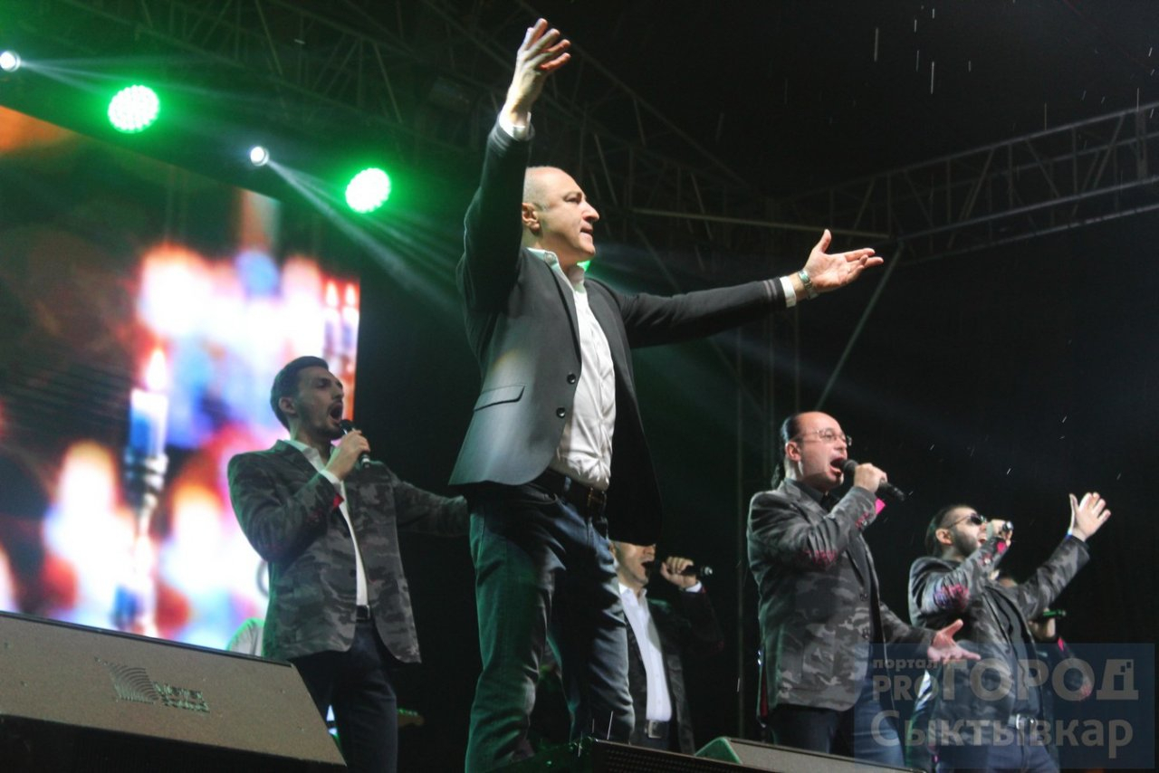 Хор Турецкого заставил сыктывкарцев петь мировую классику, оперу и русский рок (фото)