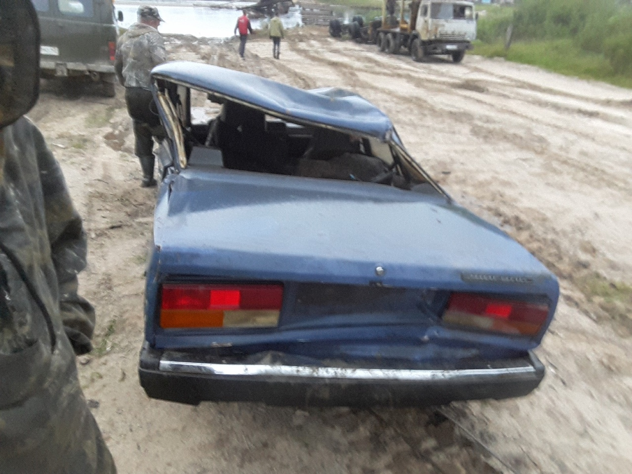 В поселке Коми, где мост затонул вместе с машинами, со дна достают технику