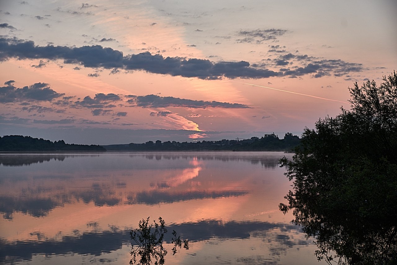 Фото дня в Сыктывкаре: завораживающий рассвет над Вычегдой