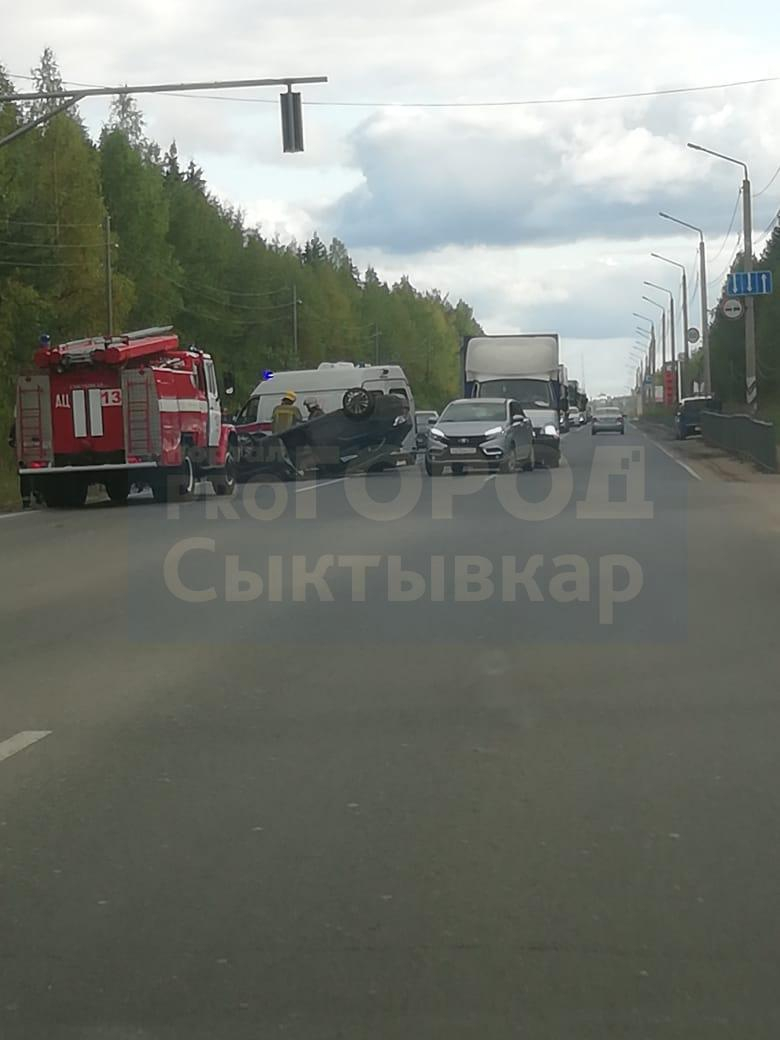 В Сыктывкаре посреди дороги перевернулась легковушка (фото)