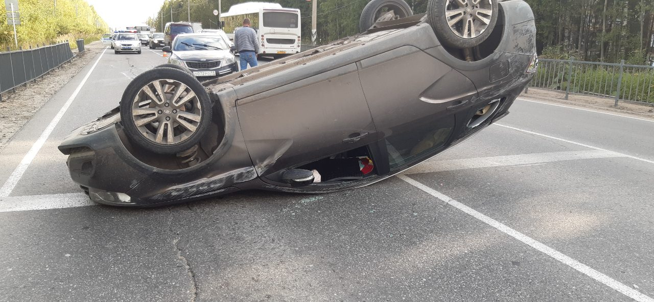 В жесткой аварии в Сыктывкаре, где перевернулась «Лада», пострадали 5 человек (фото)