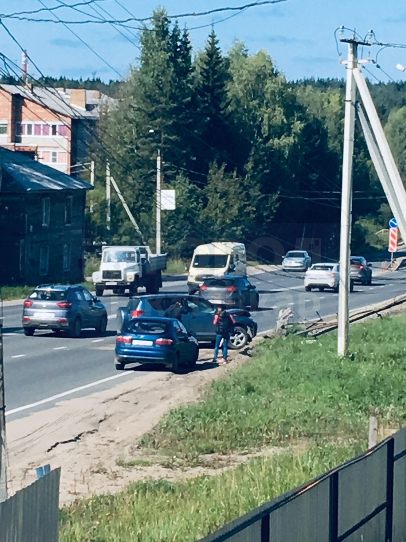 В Сыктывкаре авто с женщиной и двумя детьми влетело в бетонный столб (фото)