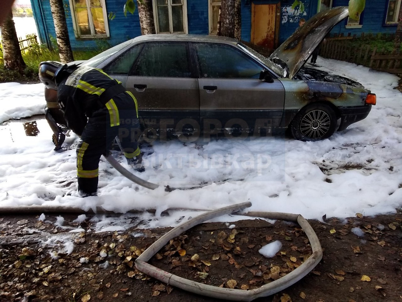 В Сыктывкаре на глазах у прохожих полыхала «Ауди» (фото)