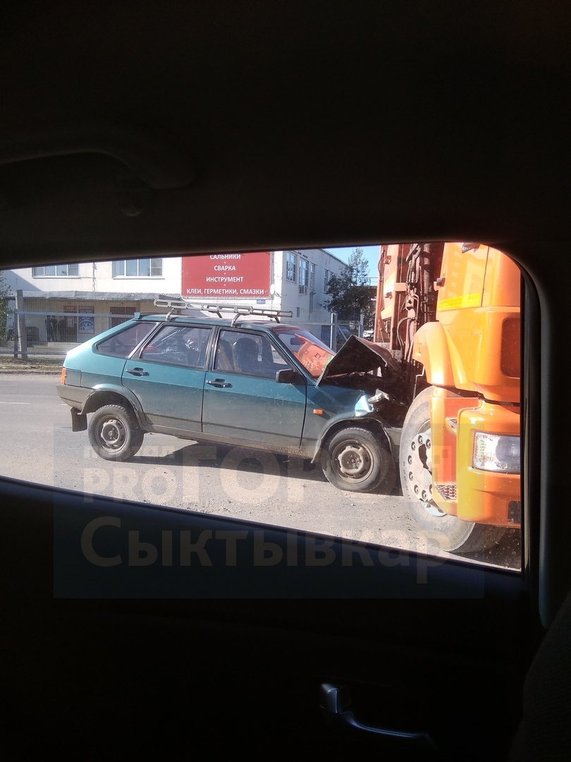В сыктывкарской Эжве произошла вторая жесткая авария за день (фото)