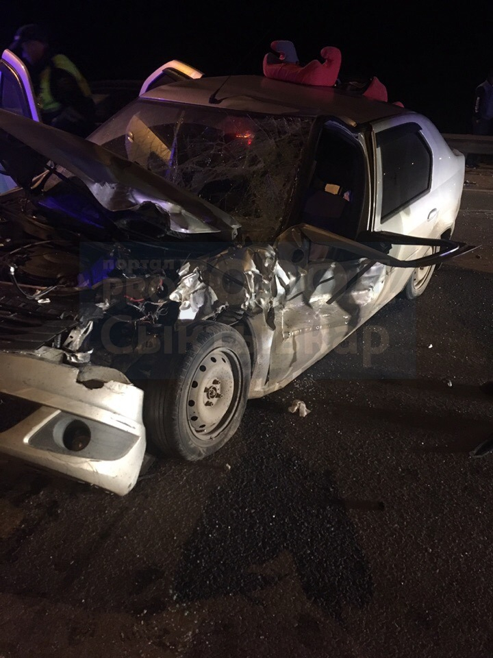 Появились фото и видео аварии с «Рено» и автобусом в Сыктывкаре