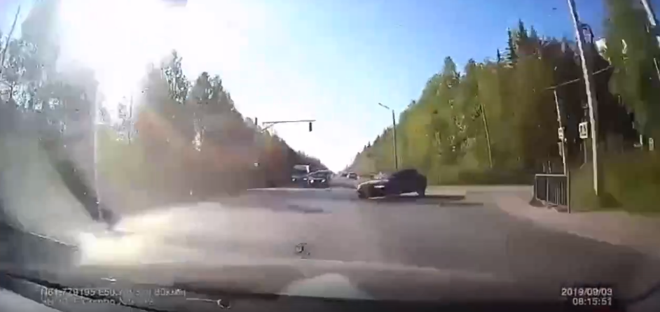 Появилось видео, как «Мерседес» протаранил «Ауди» на перекрестке в Сыктывкаре