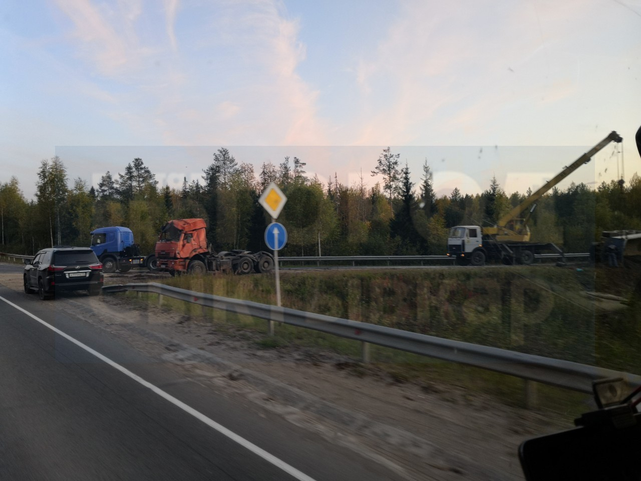 В Сыктывкаре с дороги опрокинулся многотонный КамАЗ (фото)