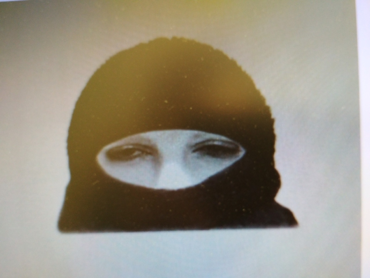 В Сыктывкаре разыскивают налетчика с подарочным пакетом, который украл 145 тысяч рублей