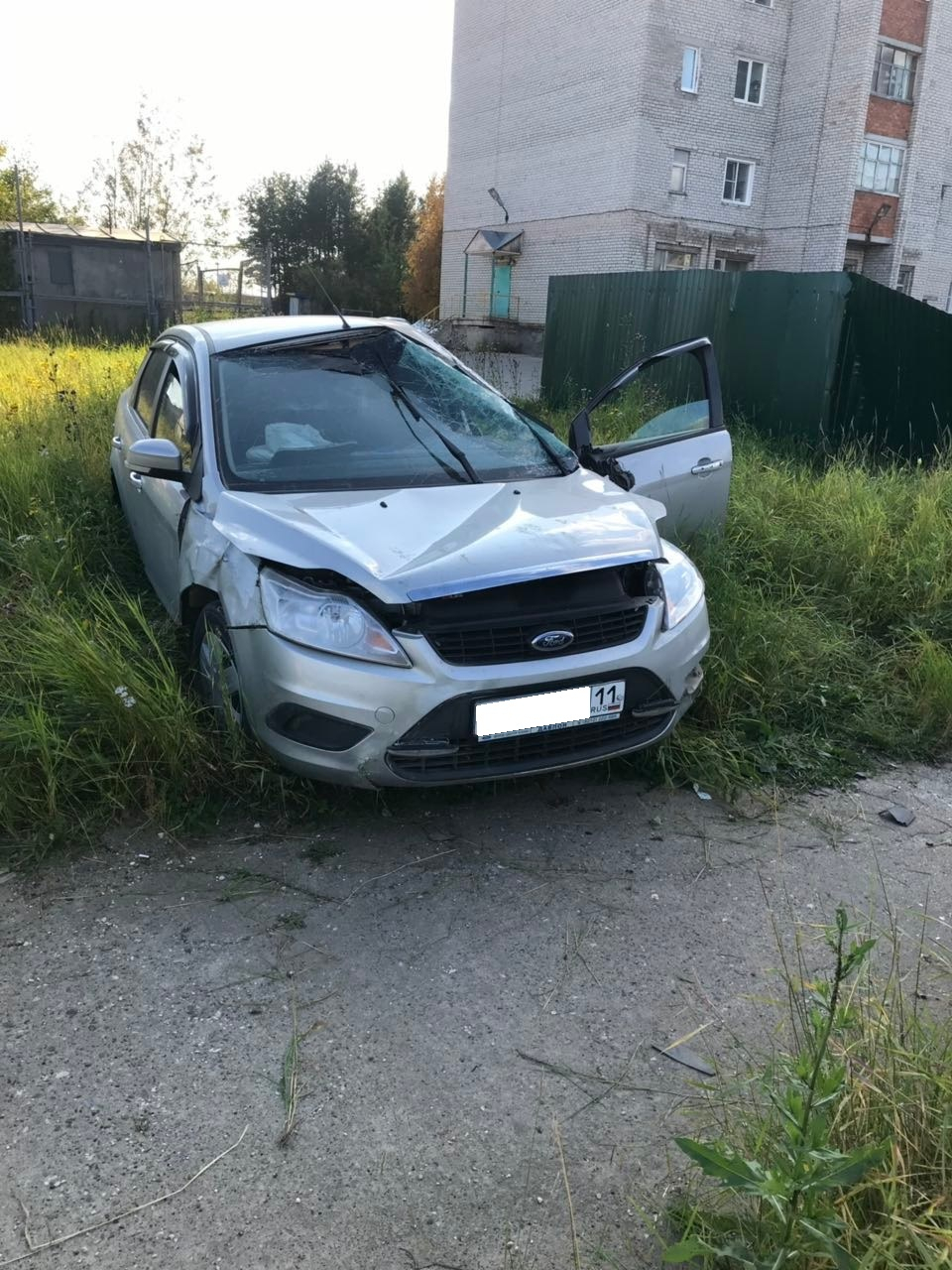 В Коми бывалый водитель «Форда» улетел в кювет, а потом лишился машины (фото)