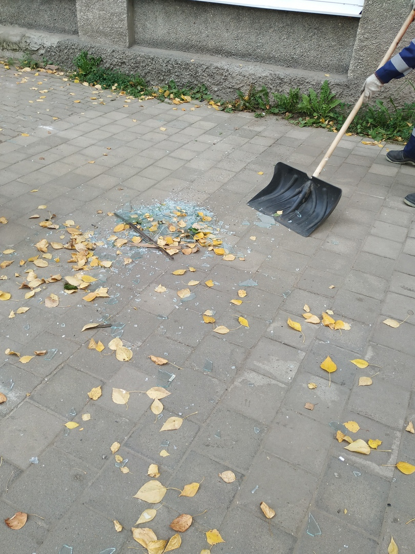 В Сыктывкаре ветер сорвал балконное окно прямо на головы прохожих (фото)