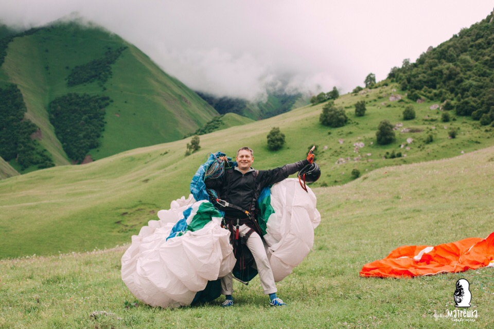 На Кавказе во время столкновения парапланов погиб житель Коми