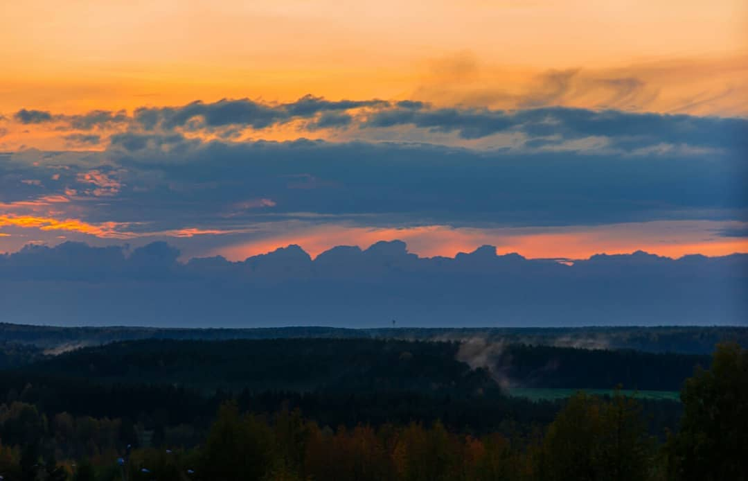 Фото дня в Сыктывкаре: золотой закат пробивается сквозь свинцовые тучи