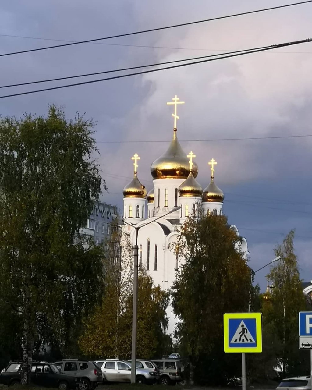 Фото дня в Сыктывкаре: золотые купола в закатном солнце