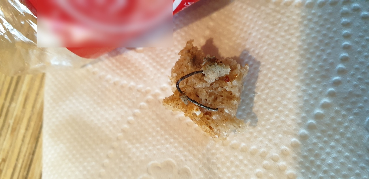 «Хорошо, что не проглотила»: сыктывкарка купила хлеб с куском острой проволоки