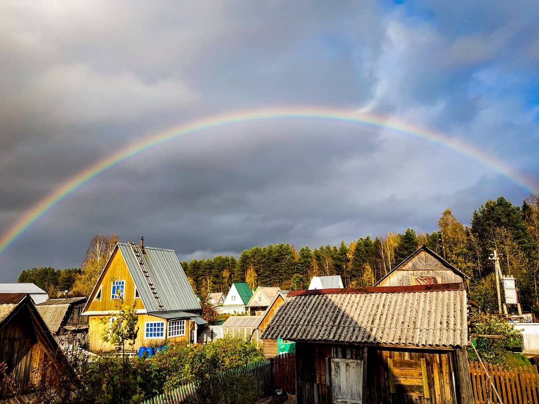 Фото дня в Сыктывкаре: мост из радуги на опушке осеннего леса
