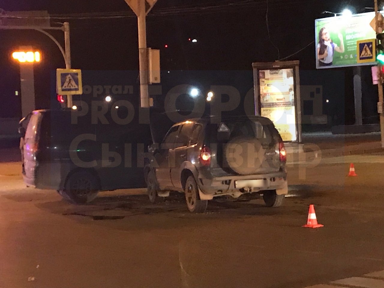 На оживленном перекрестке Сыктывкара «Нива» влетела в фургон (фото)