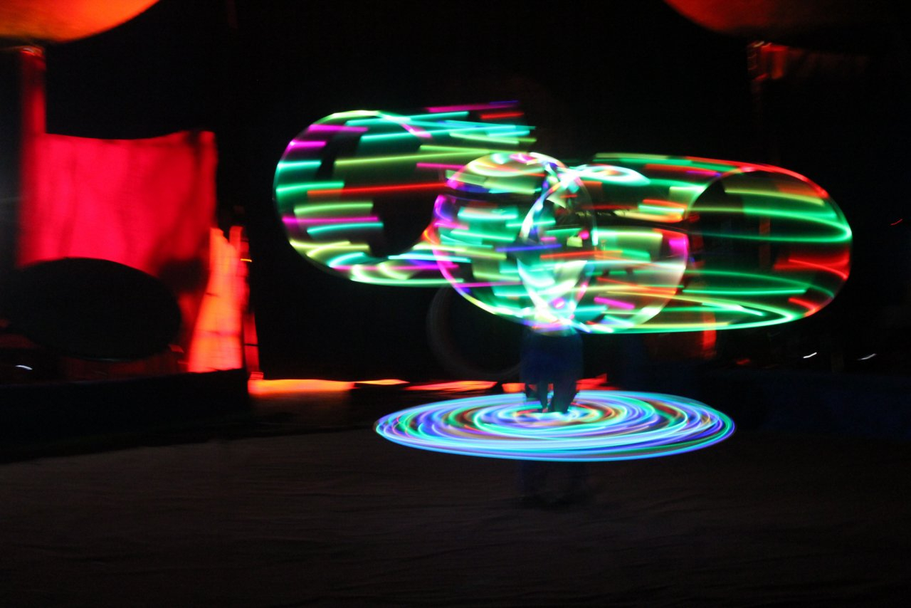 Лилипуты, световое шоу и гигантский верблюд: фоторепортаж из цирка в Сыктывкаре