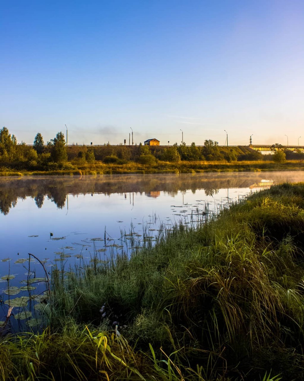 Фото дня в Сыктывкаре: голубое небо отражается в тихой заводи