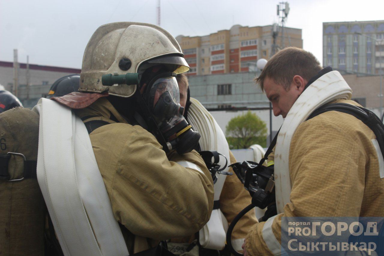 В Сыктывкаре пожарные штурмовали четырнадцатиэтажку (фото)