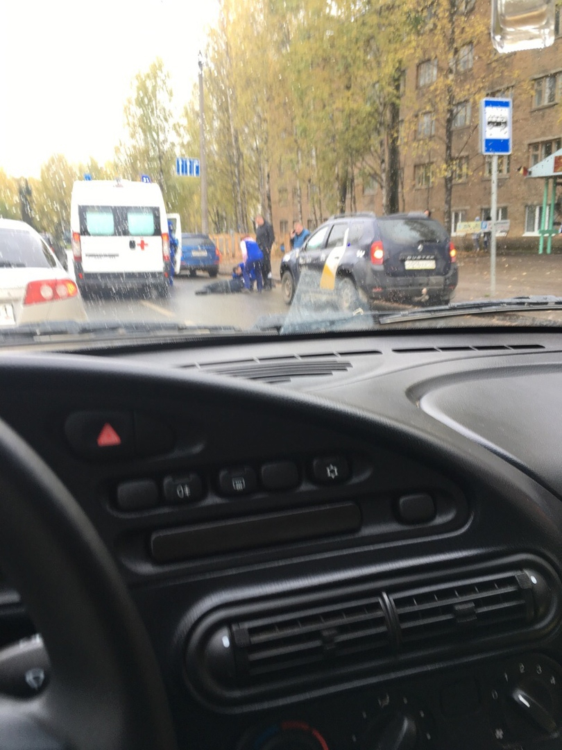 «Мужчина отлетел от капота»: в Сыктывкаре рядом с храмом таксист сбил человека (фото)