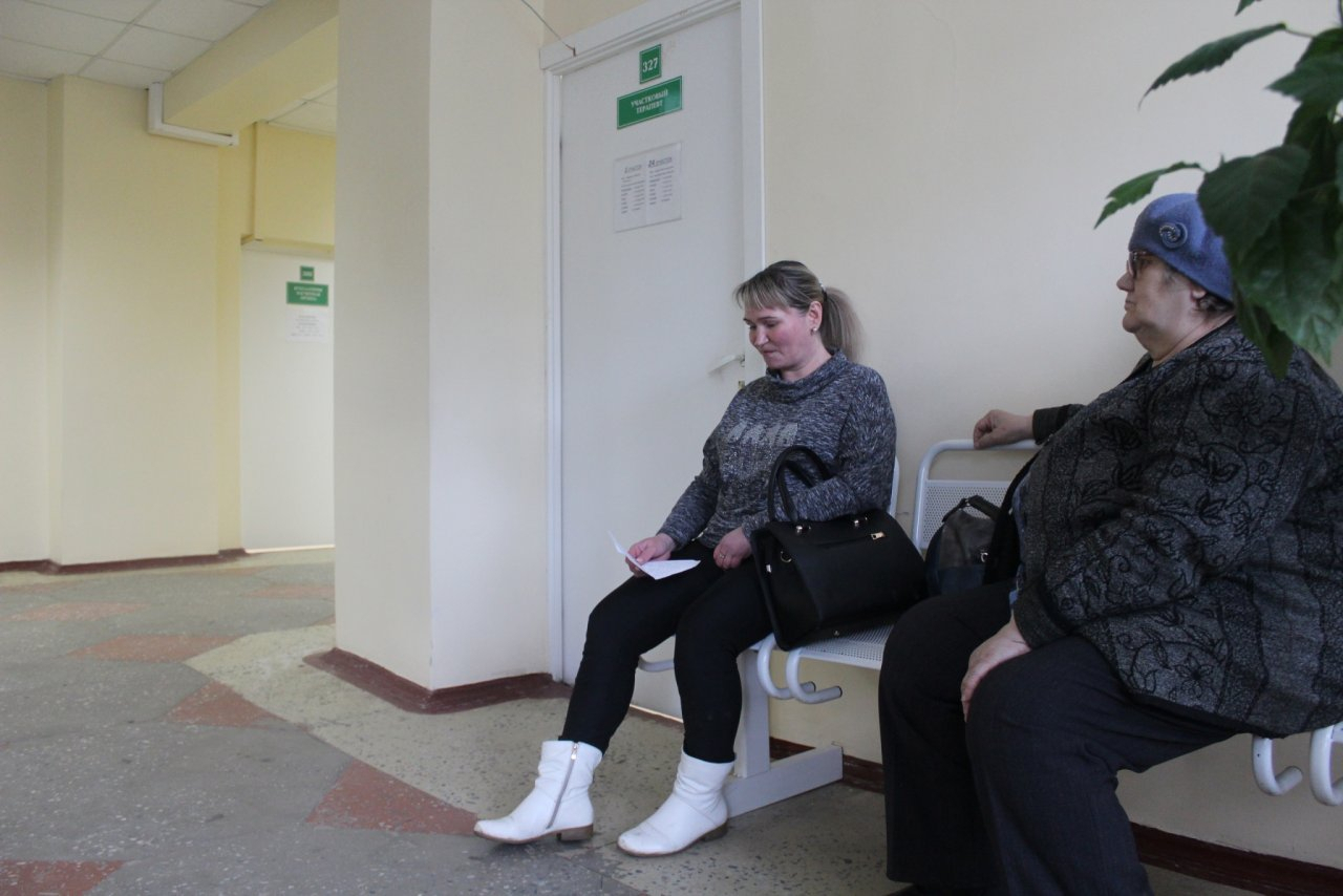 Врачей нет: сыктывкарцы сидят в очереди по шесть часов