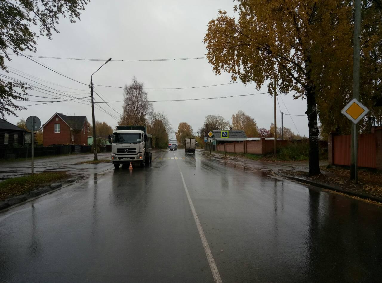 В Сыктывкаре мужчина переходил дорогу и угодил под грузовик